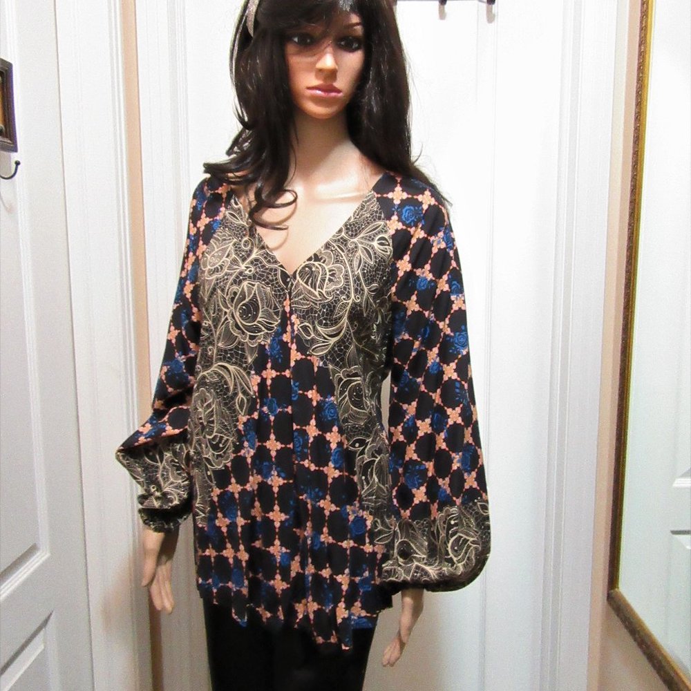 New  L/ S  Ladies  Blouse Look no buttons  M & L